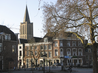 872078 Gezicht op de panden Oudegracht 1 (rechts)-hoger in Wijk C te Utrecht, vanaf de Van Asch van Wijckskade, met op ...